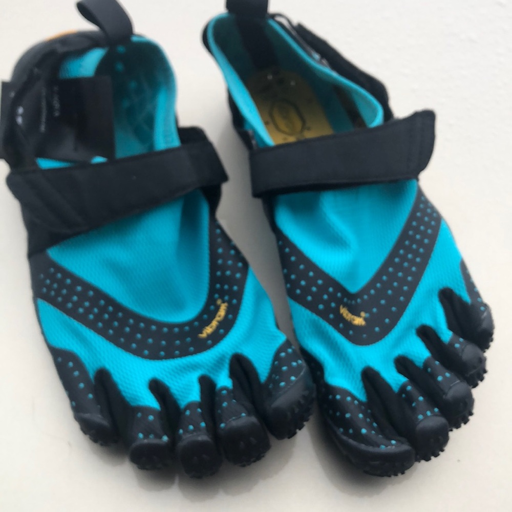 Vibram 5 finger amphibious shoes for water and land